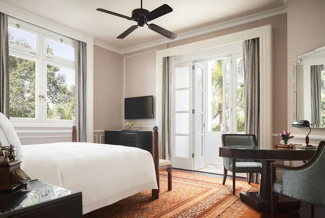 Landmark, King Bed, Raffles Hotel Le Royal 3/7