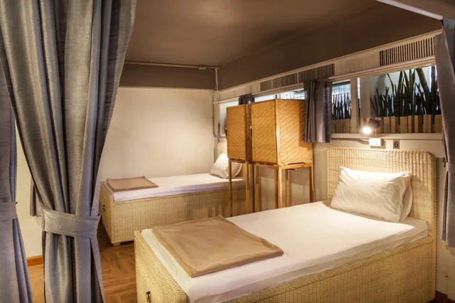 غرفة بسريرين منفصلين بحمام مشترك، METRO PRATUNAM BOUTIQUE HOTEL 1/2