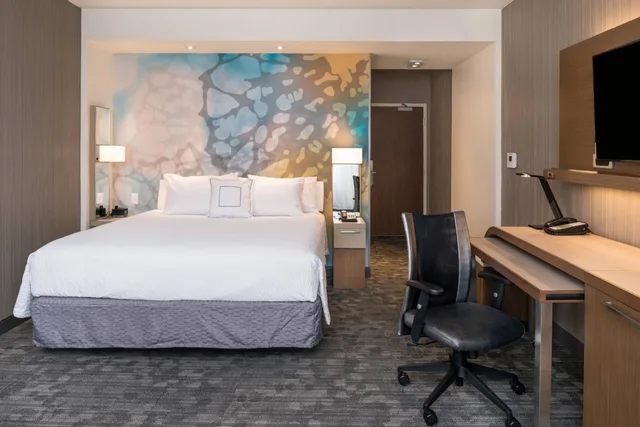 جناح بسرير كينج مع أريكة بحوض استحمام لذوي الإعاقة، Courtyard By Marriott Detroit Farmington 4/4