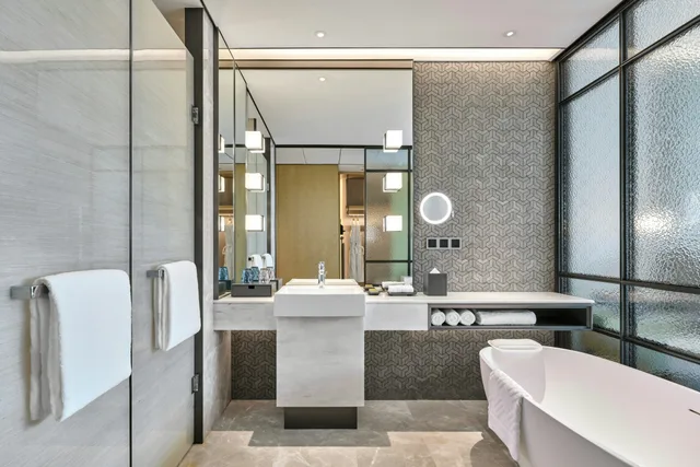 غرفة بسرير كينج بإطلالة على الحديقة، DoubleTree by Hilton Shenzhen Airport 4/4