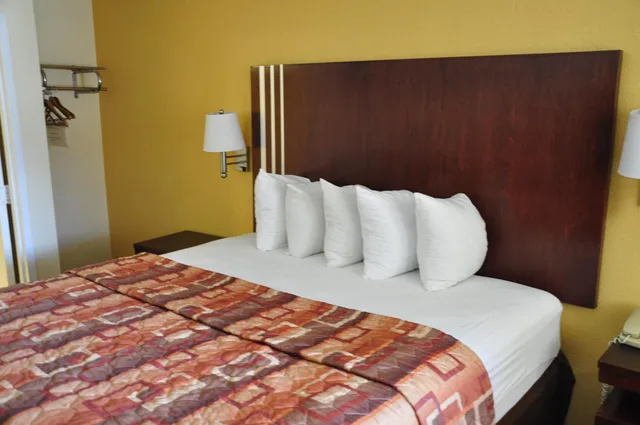 1 King Bed - Mobility Access RI Shwr Smk، Motel6 Little Rock, AR - Airport 3/8