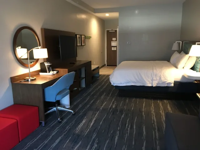 Room, King Bed, Sofa, Hampton Inn Old Bridge 2/4