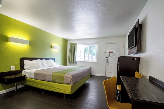 غرفة سيغنتشر بسرير كينج لذوي الإعاقة، Motel 6 Monterey Downtown 7/10