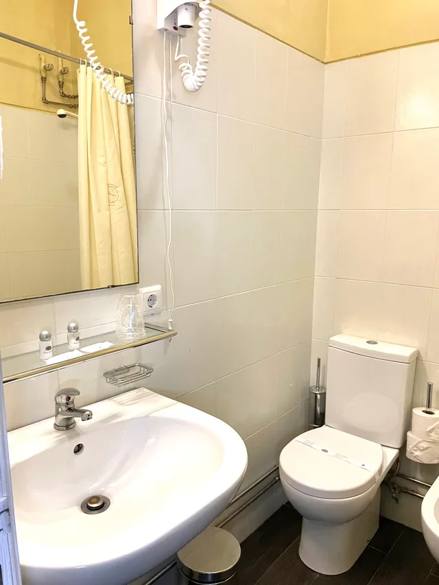 Standard, Double or Twin Bed, Universal Hotel 3/3