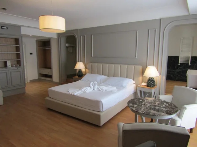 جناح، Hotel Marechiaro 1/1