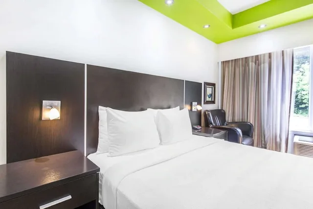 غرفة ديلوكس بسرير كوين، Travelodge by Wyndham Trois-Rivieres 1/6