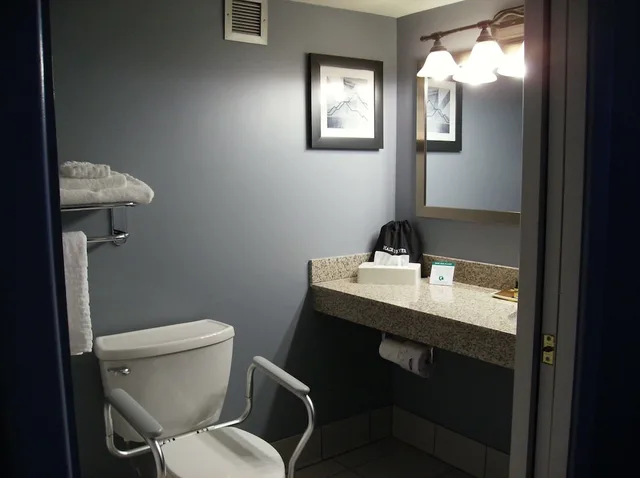 غرفة قياسية بسرير كوين لذوي الإعاقة، Best Western Plus Bradford Inn 2/3