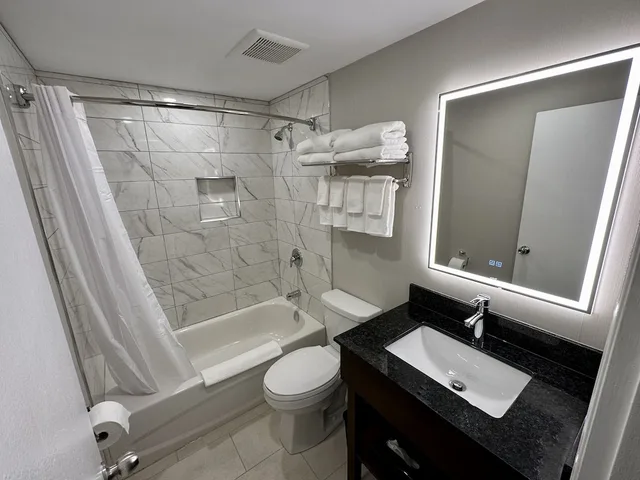 Efficiency, 2 Queen Beds, Sofa، Econo Lodge Inn & Suites Pincher Creek 1/1