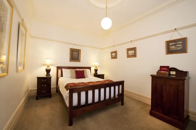 غرفة بسرير كوين، Cobb & Co Court Boutique Hotel 2/2