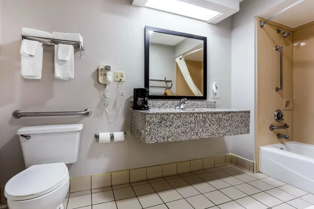 غرفة قياسية بسريرين كوين، Quality Inn & Suites Mooresville-Lake Norman 5/6