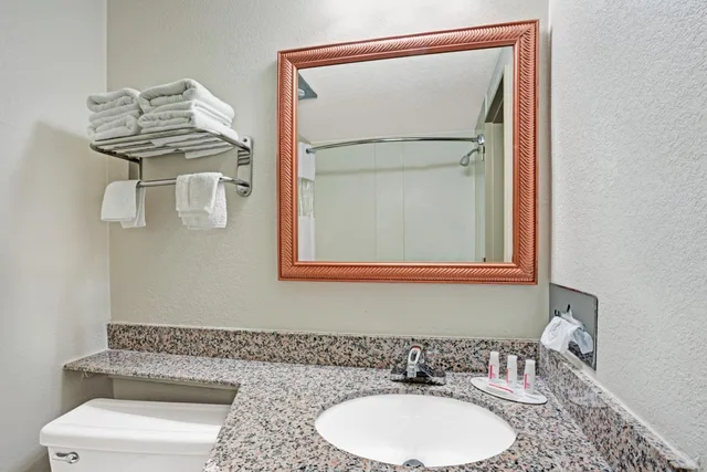 غرفة قياسية بسرير كينج، Travelodge by Wyndham Iowa City 4/6