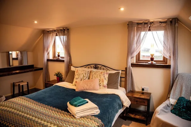 3 Bedrooms, Family, Cottage, 2 Double and Twin Beds, Beach Side, Partial Sea View، Norfolk Accommodation - mYminiBreak 6/10