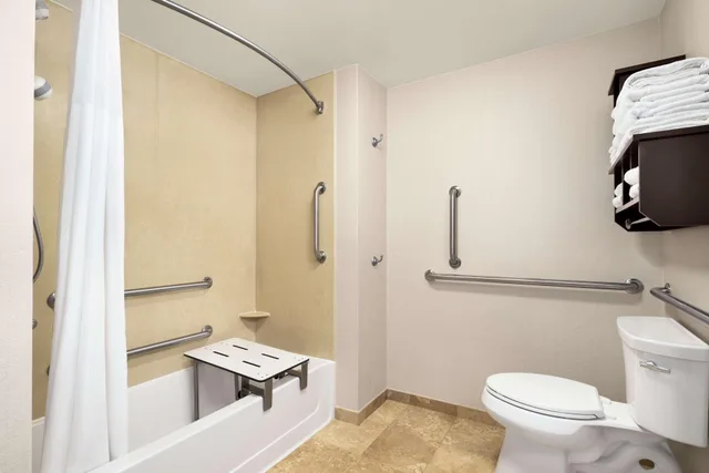 غرفة بسرير مزدوج لذوي الإعاقة، Hampton Inn Portland Downtown Waterfront 1/1