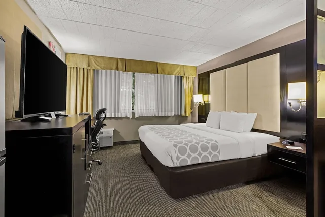 جناح بسرير كينج، Suburban Studios Altoona PA 2/5
