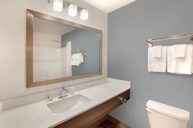 غرفة بسرير كوين بحوض استحمام لذوي الإعاقة، WoodSpring Suites Lackland near Sea World 4/5