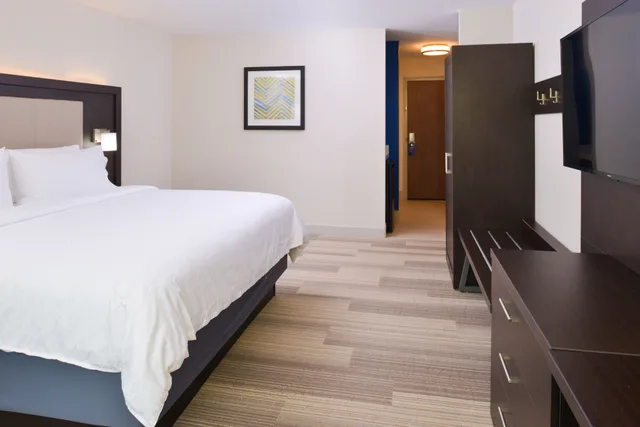غرفة قياسية بسرير كينج لذوي الإعاقة، Holiday Inn Express Suites Shreveport Downtown Hotel 2/2