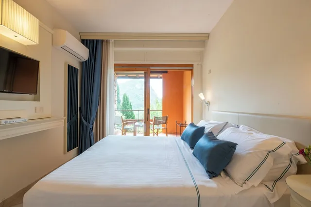 غرفة كلاسيكية بسرير كوين بإطلالة جزئية على البحر، Hotel Torre Di Calapiccola 2/3