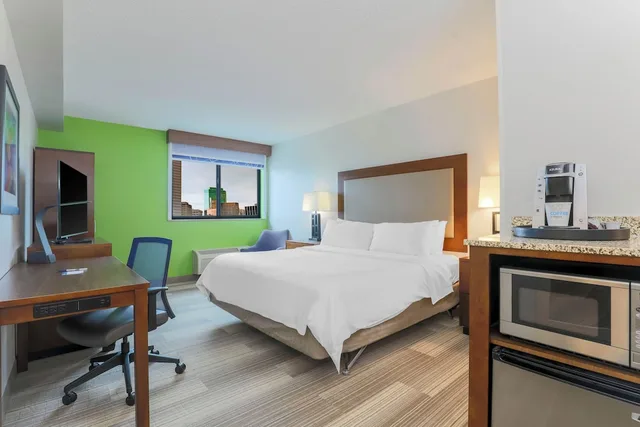 Standard, King Bed, Holiday Inn Express & Suites Downtown Fort Worth 1/5