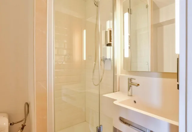 غرفة ثلاثية بسرير كوين وسرير فردي، B&B HOTEL Paris Malakoff Parc des Expositions 4/4