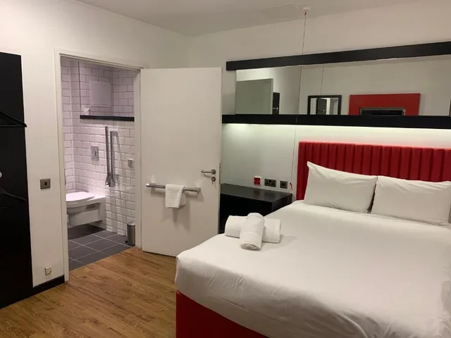 غرفة بسرير مزدوج لذوي الإعاقة، easyHotel Newcastle City Centre 3/6