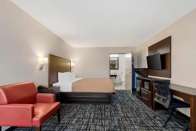 غرفة بسرير كينج، Quality Inn & Suites Near Six Flags and Medical Center 10/10