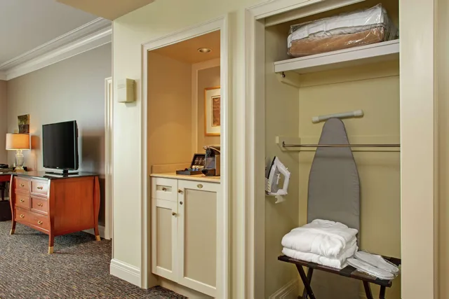 Room, King Bed, Lake View, Executive Level, Accessible، Hilton Lac Leamy 5/5
