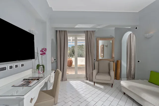 جناح أساسي بسرير كينج مع أريكة، Therasia Resort Sea And Spa 2/4