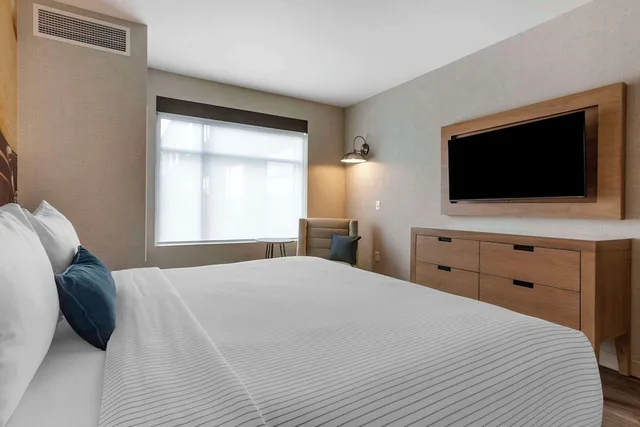 جناح بسرير كينج مع أريكة، Cambria Hotel Austin Airport 2/4