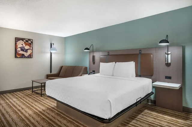 غرفة بسرير كينج مع أريكة بحوض استحمام لذوي الإعاقة، Best Western Plus Richmond Indiana I-70 1/2