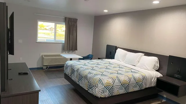 1 King Bed - Non-Smoking, Micfridge، Motel6 Bullhead City, AZ 3/10