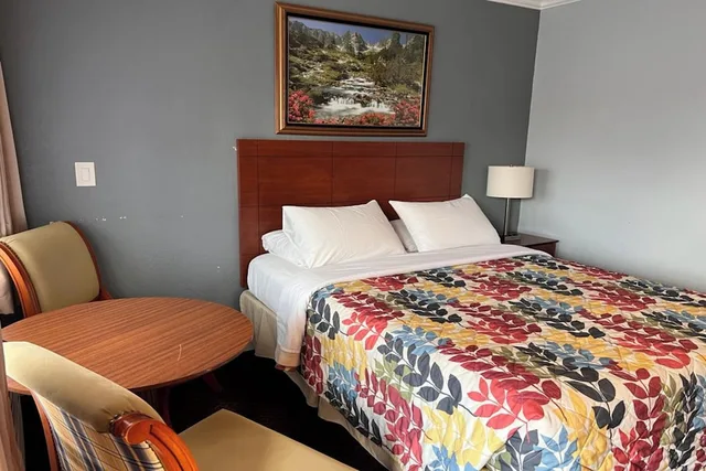 2 Bedrooms, Family, King and Queen Bed, The Islander Motel 2/4