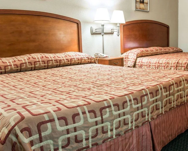 Suite, King Bed, Econo Lodge Kalamazoo MI 2/3