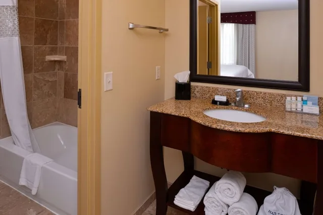 جناح استوديو بسرير كينج بحوض جاكوزي، Hampton Inn Lincoln 4/5