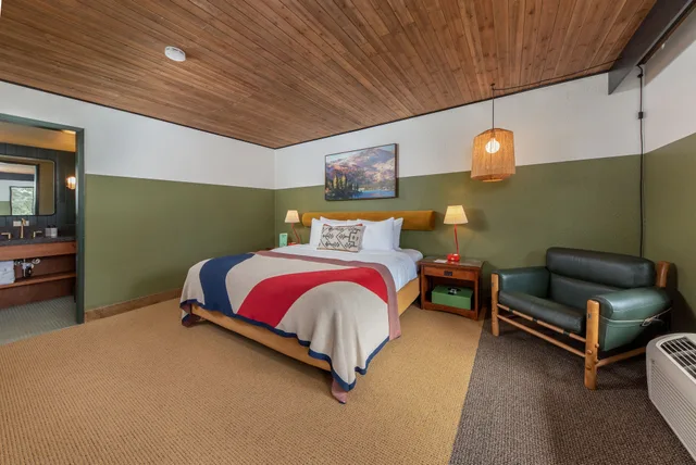 Roomy, King Bed, Accessible، Station House Inn South Lake Tahoe 2/4