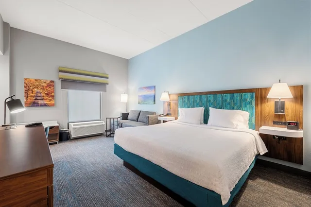 غرفة بسرير كينج مع أريكة بمطبخ صغير، Hampton Inn Front Royal 2/10