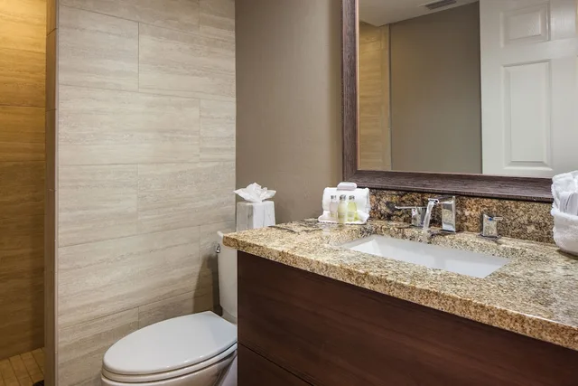 2 Bedrooms, King and Queen Bed, Island View, Sofa، GullWing Beach Resort 3/5
