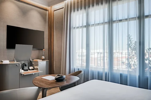 غرفة ديلوكس بسرير كينج بشرفة بإطلالة، Circulo Gran Via Hotel Autograph Collection Adults Only 2/3