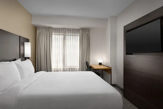 1 Bedroom, Suite, Queen Bed, Sofa, Residence Inn by Marriott Charlotte SouthPark 2/5