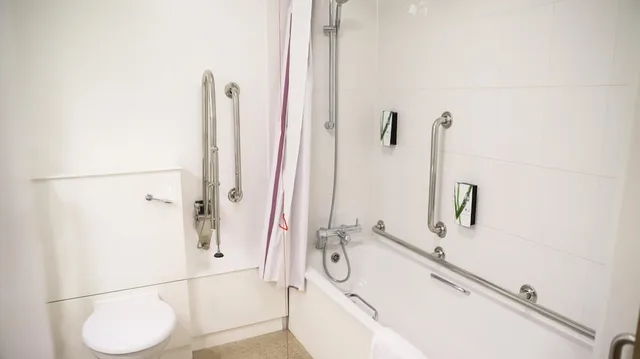 غرفة قياسية بسرير مزدوج لذوي الإعاقة، Premier Inn Loughborough 2/2