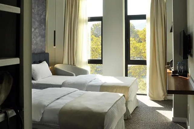 Room, Queen Bed, River View, Just Inn Tbilisi 1/2