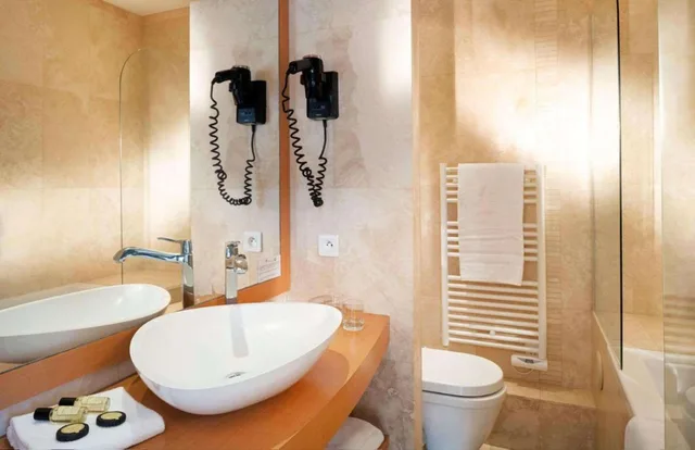 غرفة بسرير كوين بشرفة، Grand Hotel Des Lecques, BW Signature Collection 10/10