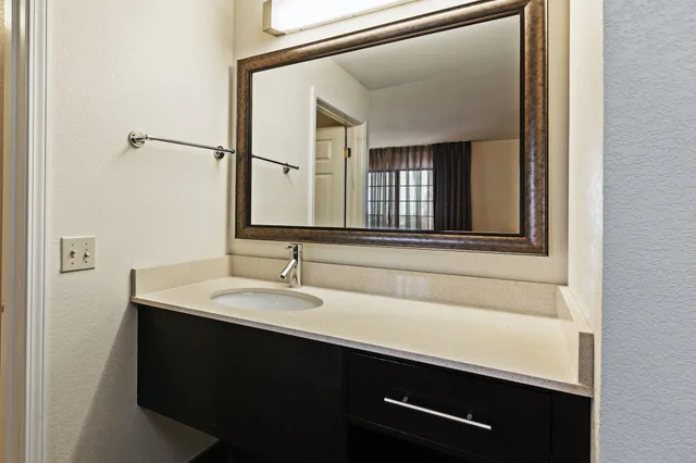 جناح بسريرين مزدوجين، Staybridge Suites Tulsa-Woodland Hills 1/3