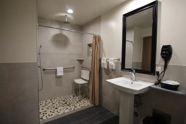 غرفة بسرير كوين لذوي الإعاقة، Dunes Inn Wilshire 7/9