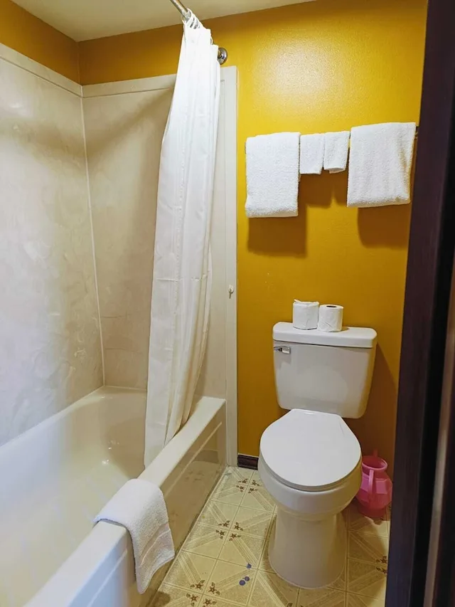 غرفة بسرير كينج للمدخنين، Victorian Inn 3/5
