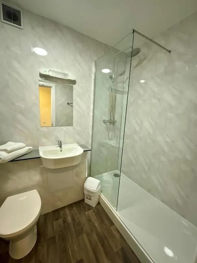 غرفة قياسية رباعية بسرير مزدوج مع أريكة، Britannia Inn Glasgow 7/10