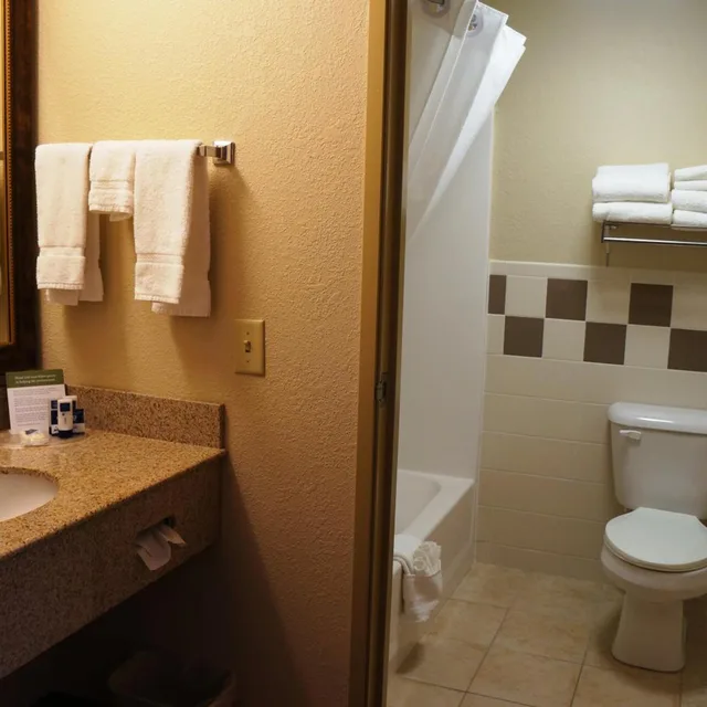 جناح ديلوكس بسرير كوين، AmericInn by Wyndham Anamosa 3/9