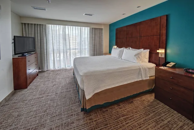 جناح بسرير كينج مع أريكة لذوي الإعاقة، Residence Inn Norfolk Downtown 1/5