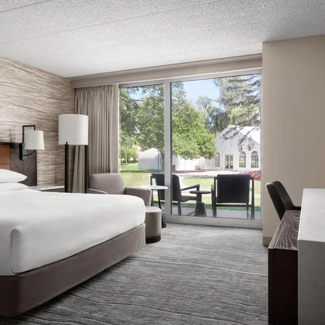 غرفة بسرير كينج بحوض استحمام لذوي الإعاقة، Lincolnshire Marriott Resort 4/10