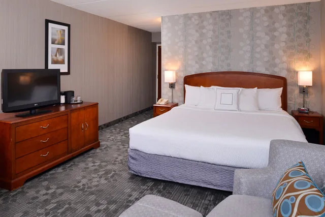 غرفة بسرير كينج مع أريكة، Courtyard by Marriott Charlotte Gastonia 2/3