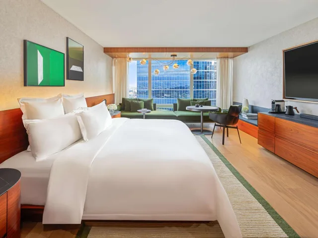 Fairmont Gold, King Bed, Harbour and Mountain View، Fairmont Pacific Rim 1/10
